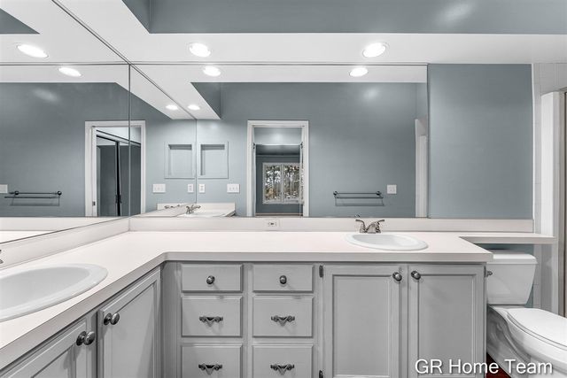 1946 Cross Bend Street 35, Grand Rapids, MI 49505