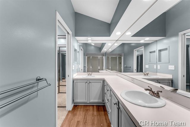 1946 Cross Bend Street 35, Grand Rapids, MI 49505