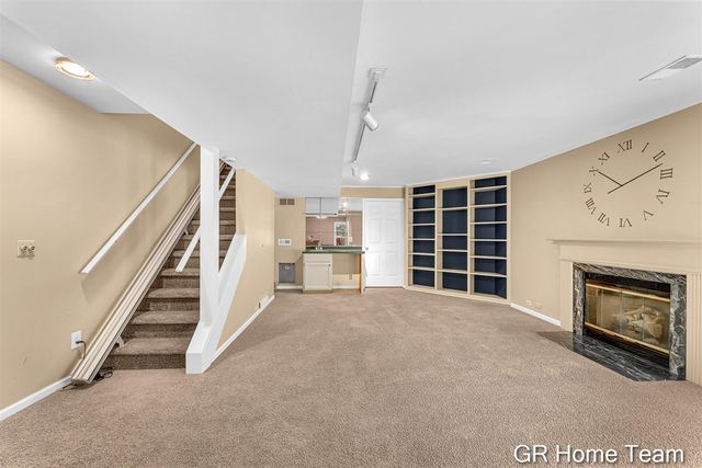 1946 Cross Bend Street 35, Grand Rapids, MI 49505