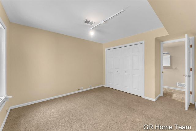 1946 Cross Bend Street 35, Grand Rapids, MI 49505