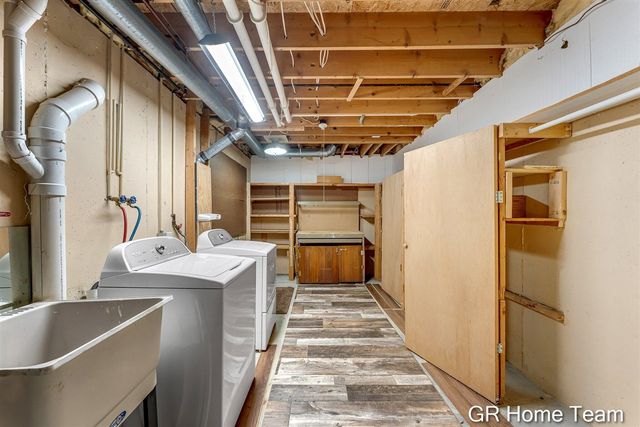 1946 Cross Bend Street 35, Grand Rapids, MI 49505