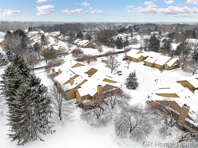 1946 Cross Bend Street 35, Grand Rapids, MI 49505