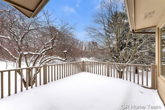 1946 Cross Bend Street 35, Grand Rapids, MI 49505