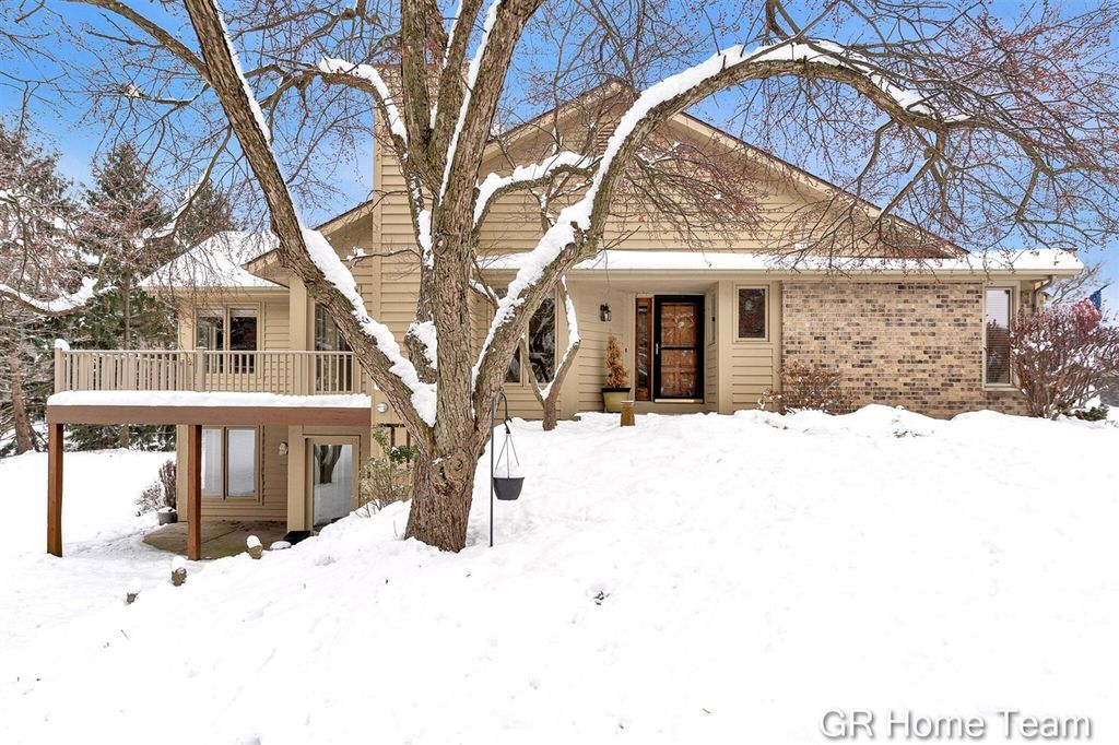 1946 Cross Bend Street 35, Grand Rapids, MI 49505