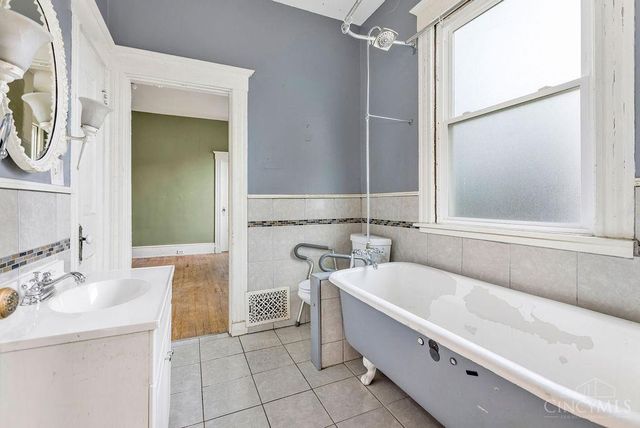 990 Burton Avenue, Cincinnati, OH 45229
