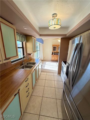 8382 Charter Club CIR 9, Fort Myers, FL 33919