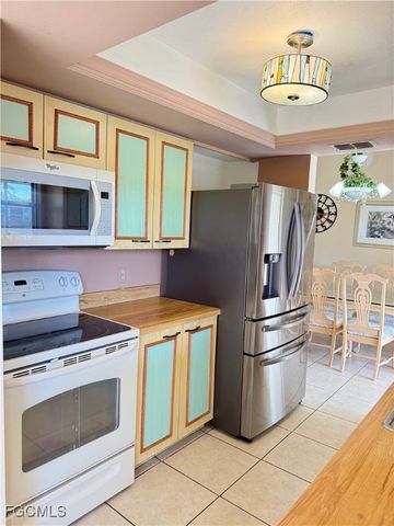 8382 Charter Club CIR 9, Fort Myers, FL 33919