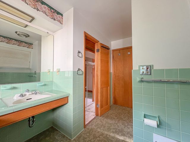 873 Hendrick Road, Norton Shores, MI 49441