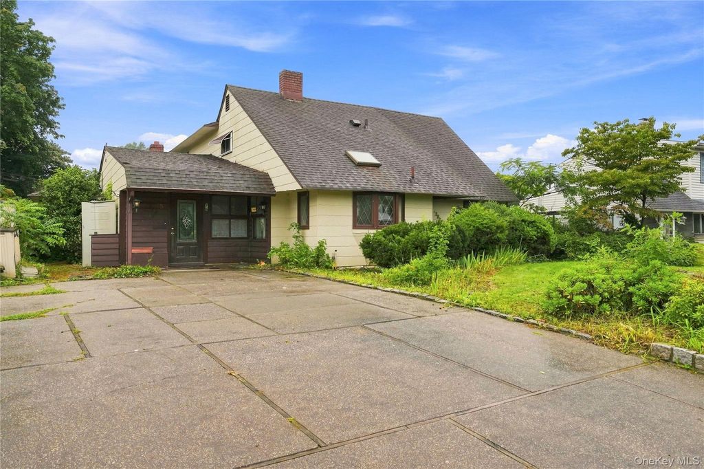75 Weaving Lane, Wantagh, NY 11793 — photo 2