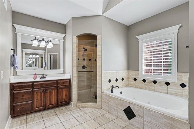 9705 NE JACOB Lane, Lee's Summit, MO 64086
