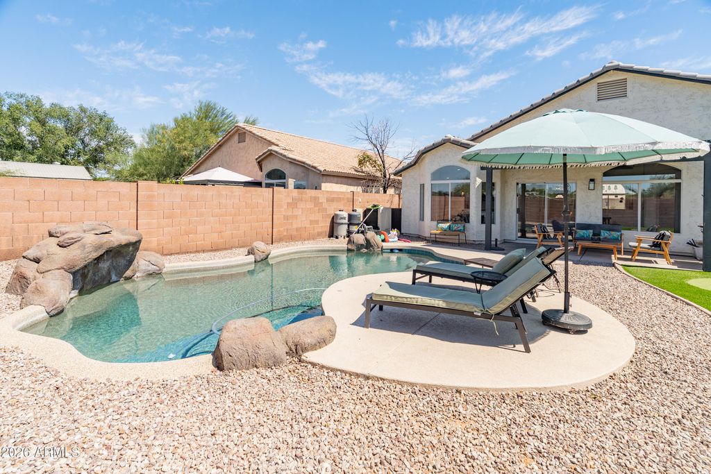 Image 2 of property listing at 2842 E ROCKWOOD Drive, Phoenix, AZ 85050