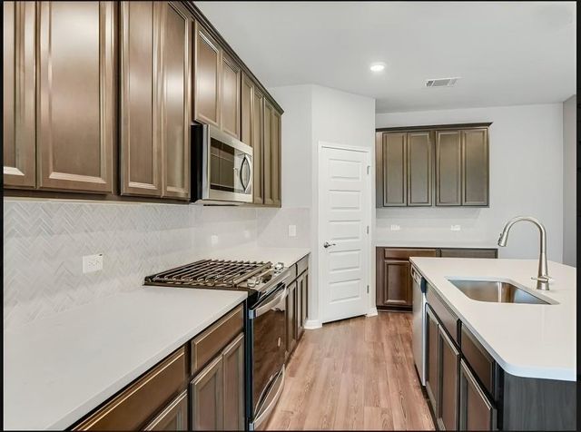 109 Fairmeadow Downs DR, Hutto, TX 78634