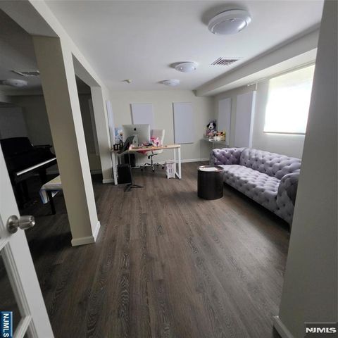 100 Huguenot Avenue 17A, Englewood, NJ 07631
