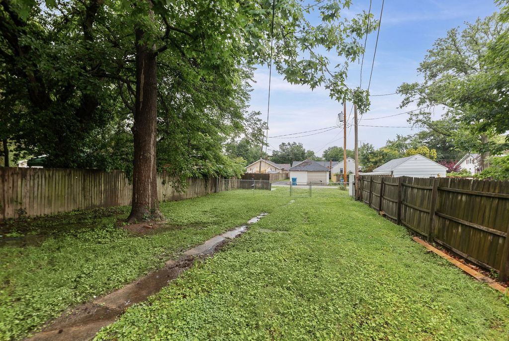 Image 5 of property listing at 518 Cedar Street, Centralia, IL 62801