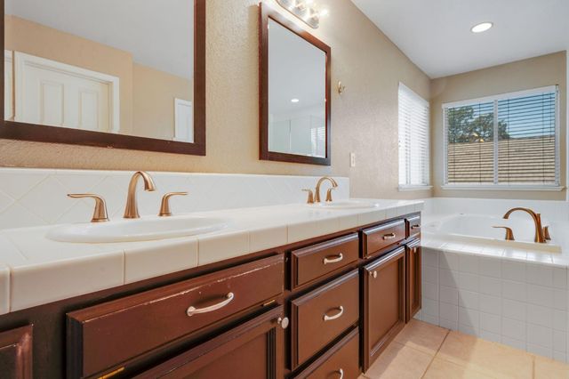 5504 Coronawood Ln, Carmichael, CA 95608