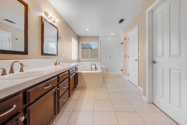 5504 Coronawood Ln, Carmichael, CA 95608