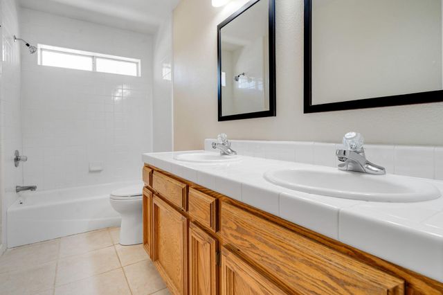 5504 Coronawood Ln, Carmichael, CA 95608