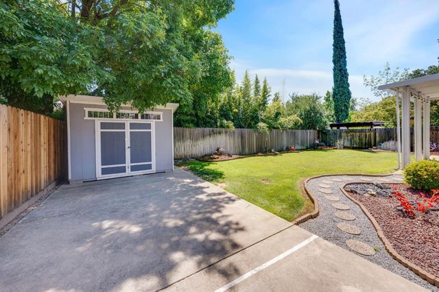 5504 Coronawood Ln, Carmichael, CA 95608