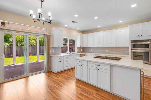 5504 Coronawood Ln, Carmichael, CA 95608