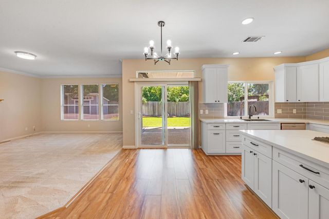 5504 Coronawood Ln, Carmichael, CA 95608