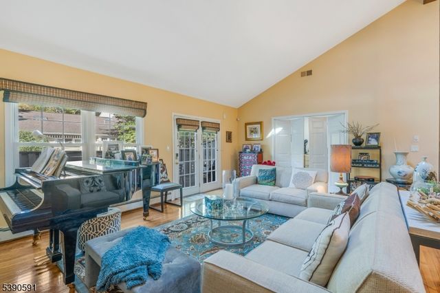 15 Dexter Dr N, Bernards Twp., NJ 07920