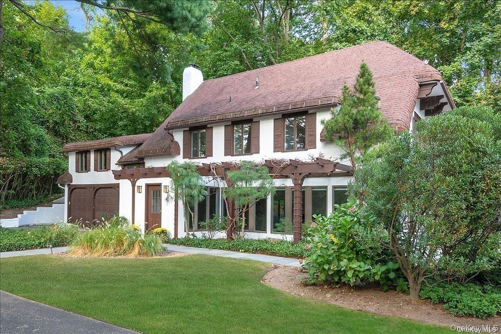 10 Plum Beach Point Road, Sands Point, NY 11050