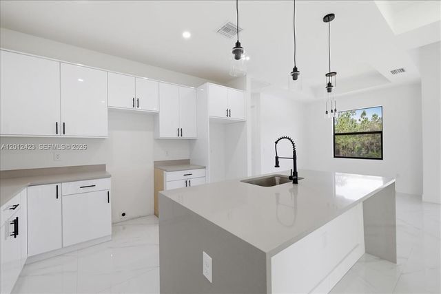 1032 CANDLELIGHT DR, Other City - In The State Of Florida, FL 33974