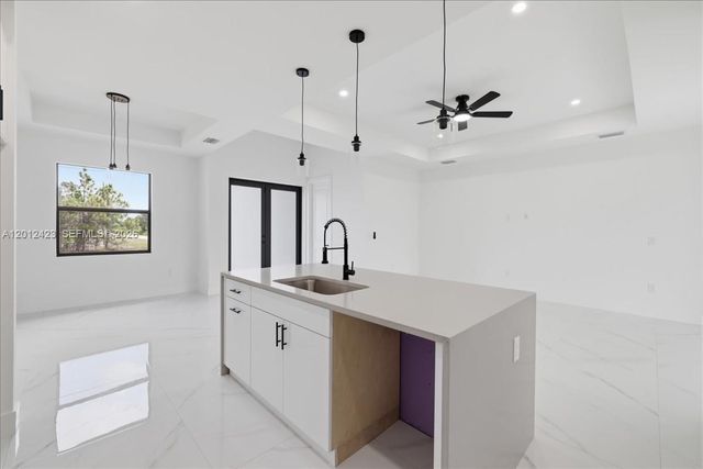 1032 CANDLELIGHT DR, Other City - In The State Of Florida, FL 33974