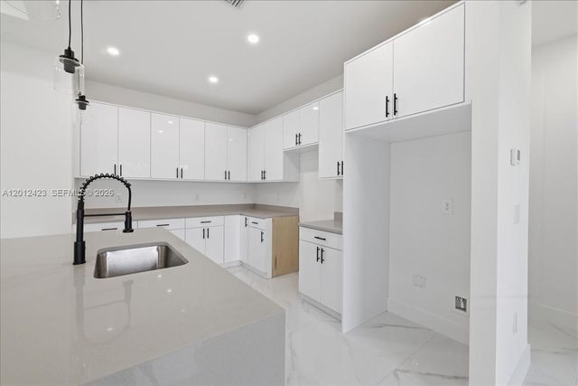 1032 CANDLELIGHT DR, Other City - In The State Of Florida, FL 33974