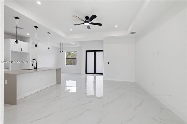 1032 CANDLELIGHT DR, Other City - In The State Of Florida, FL 33974