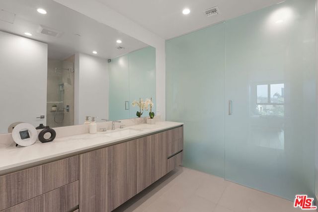 724 N Croft Avenue 301, Los Angeles, CA 90069