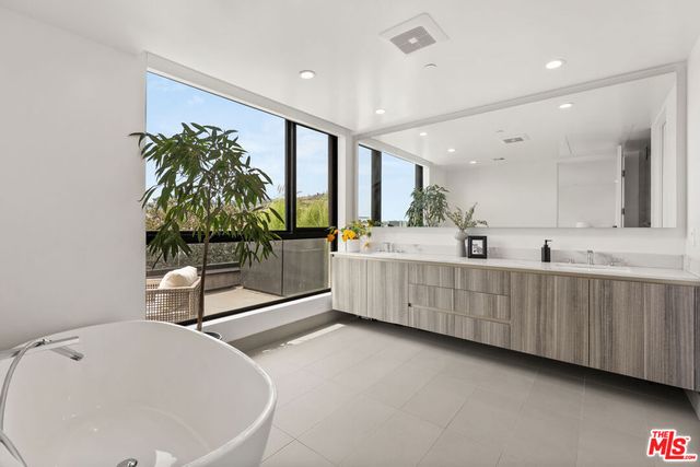 724 N Croft Avenue 301, Los Angeles, CA 90069