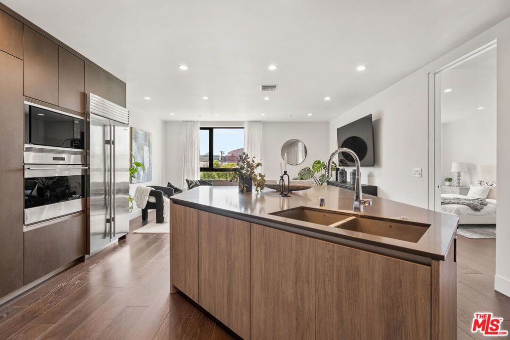 724 N Croft Avenue 301, Los Angeles, CA 90069