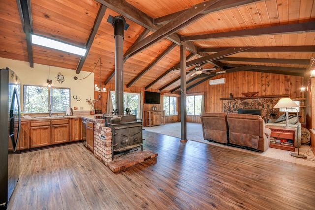 1961 Caprine Hill Trl, Pollock Pines, CA 95726