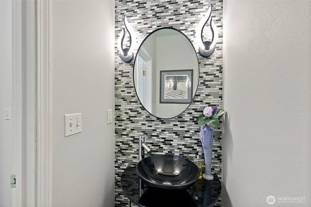 321 E Fairway Dr, Allyn, WA 98524