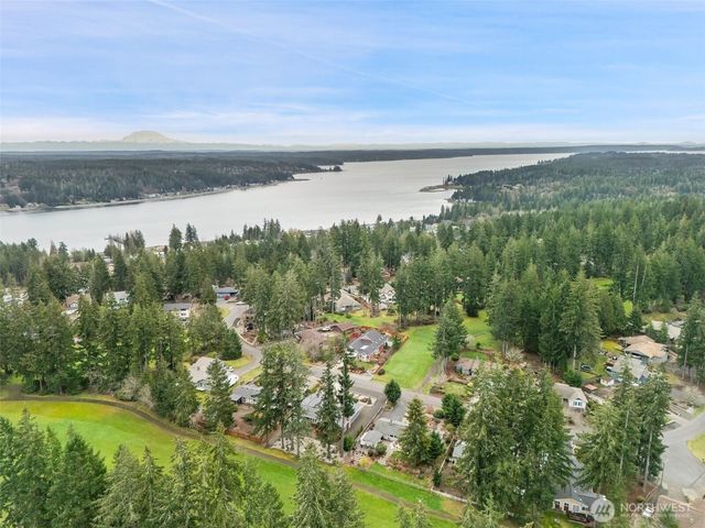 321 E Fairway Dr, Allyn, WA 98524