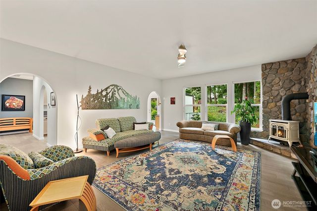 321 E Fairway Dr, Allyn, WA 98524