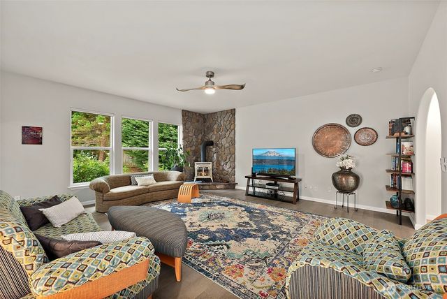 321 E Fairway Dr, Allyn, WA 98524