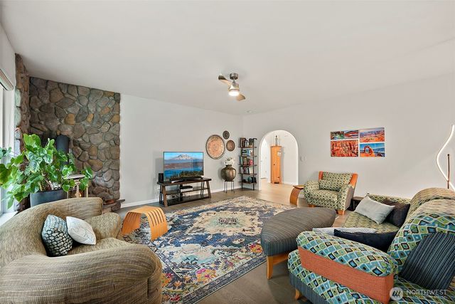 321 E Fairway Dr, Allyn, WA 98524