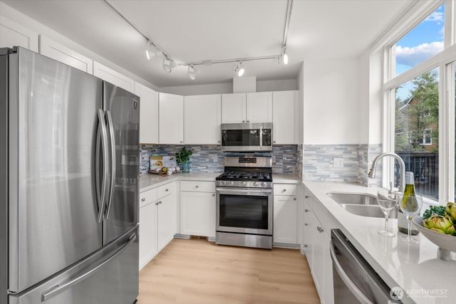 1716 24th Avenue NE, Issaquah, WA 98029