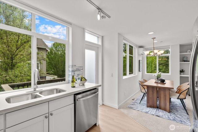 1716 24th Avenue NE, Issaquah, WA 98029