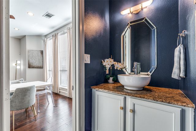 2100 N Fitzhugh Avenue O, Dallas, TX 75204