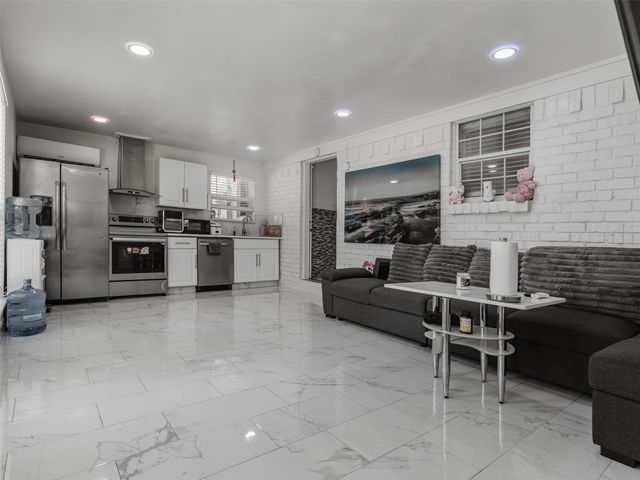 500 Oakwood Drive, Euless, TX 76040