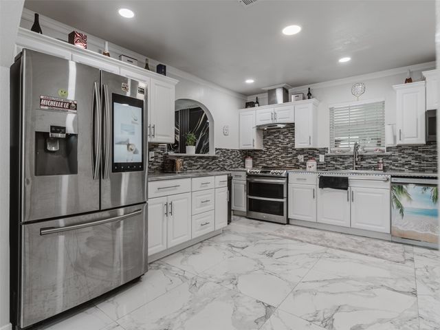 500 Oakwood Drive, Euless, TX 76040