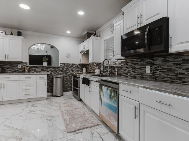 500 Oakwood Drive, Euless, TX 76040