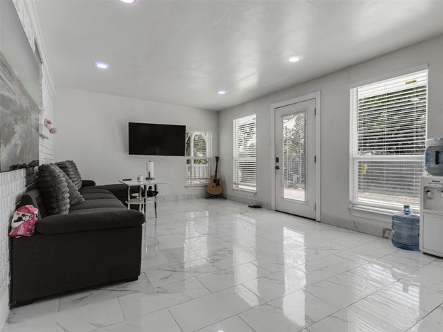 500 Oakwood Drive, Euless, TX 76040