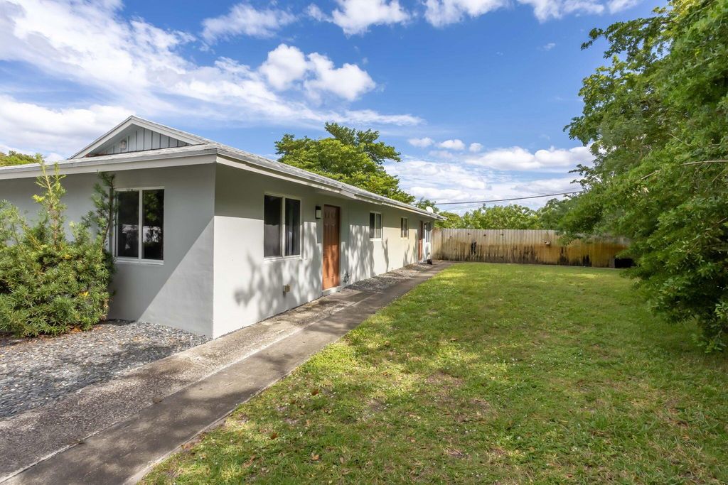 2227 NE 3rd Avenue 1 & 2, Delray Beach, FL 33444