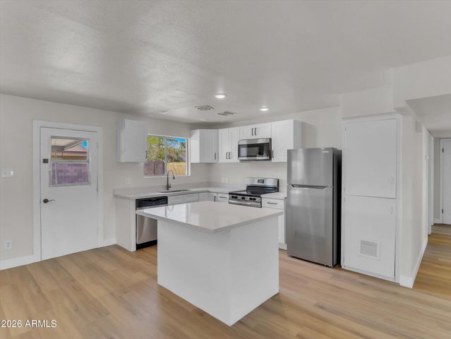 6014 W AVALON Drive, Phoenix, AZ 85033