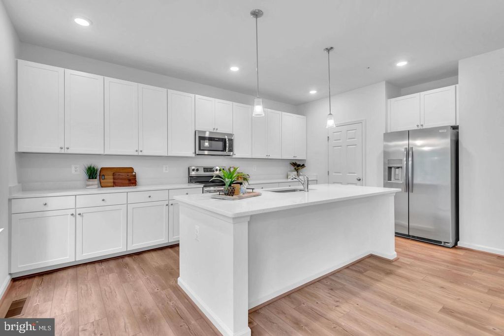 Image 4 of property listing at 6605 LOST FOX LN, Hanover, MD 21076