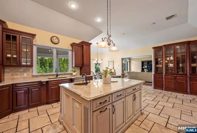 18 Berkshire Place, Englewood Cliffs, NJ 07632